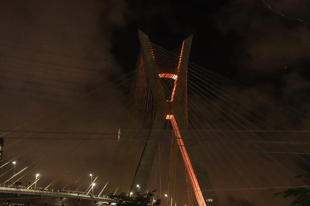 Foto da ponte Octávio Frias de Oliveira (Ponte Estaiada) iluminada com as cores da bandeira da Armênia..